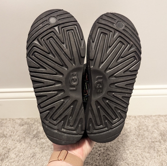 UGG Classic II Graphic Stitch Black Rainbow Girls sz 3 - Picture 5 of 7